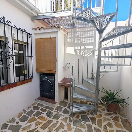 2br House With Rooftop Terrace, 8 Min Walk To Center *