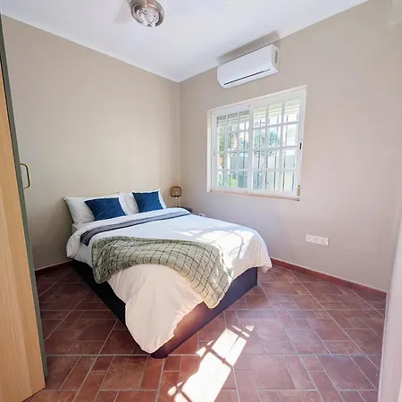 Dom wakacyjny 2br House With Rooftop Terrace, 8 Min Walk To Center *