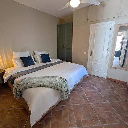 2br House With Rooftop Terrace, 8 Min Walk To Center