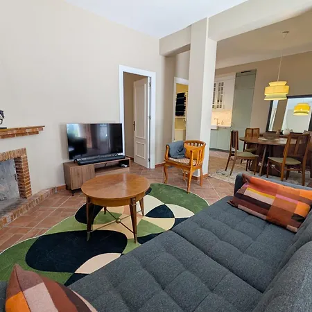 Dom wakacyjny 2br House With Rooftop Terrace, 8 Min Walk To Center