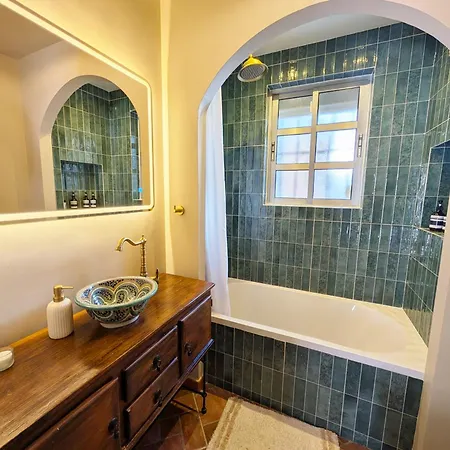 Dom wakacyjny 2br House With Rooftop Terrace, 8 Min Walk To Center